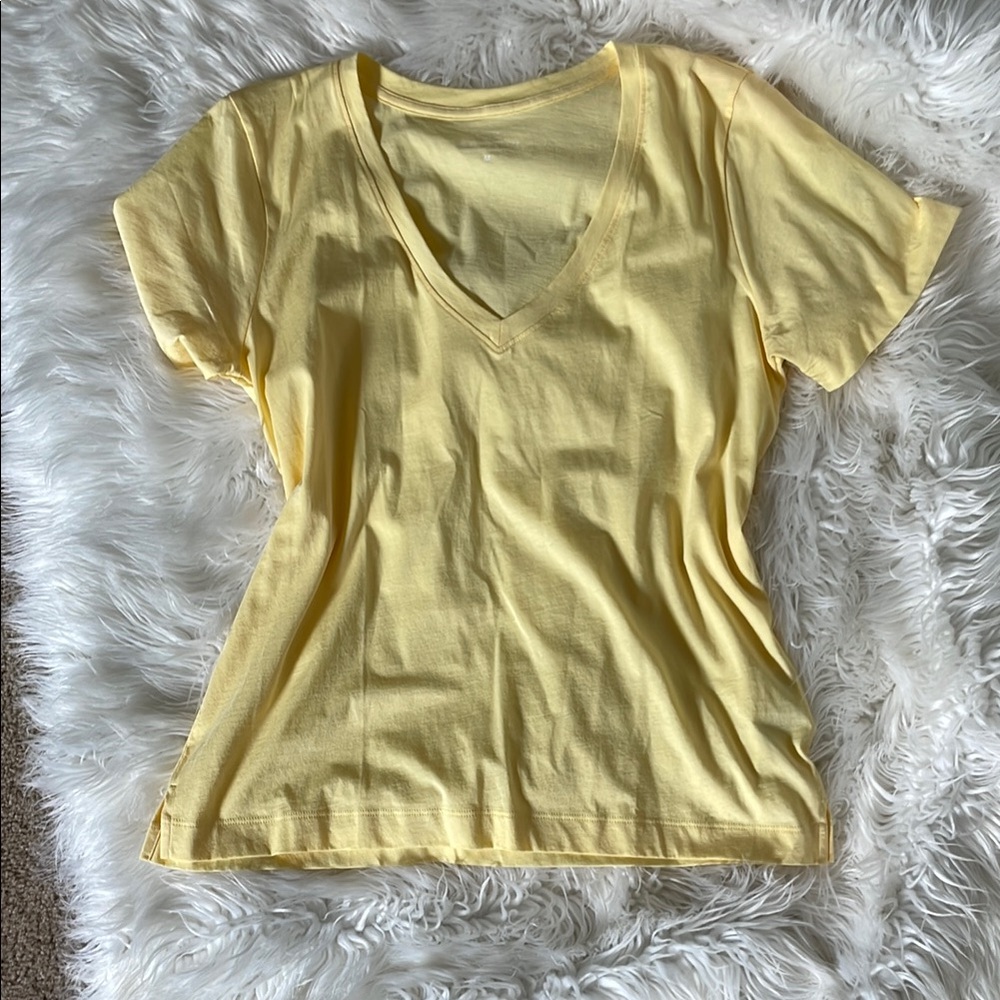 NWT Vineyard Vines Yellow clean jersey v-neck Tee